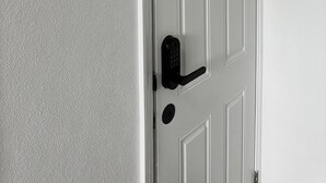 Une porte blanche avec une poignée noire et le chiffre « 3 » peint sur le mur à côté.