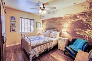 3 bedrooms, desk, travel cot, WiFi - Charming Old Town House near Wine and Dining (Cottonwood)