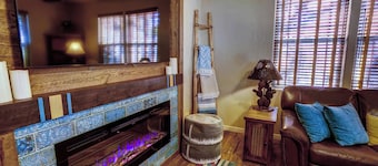 Old Town House: Wine, Dining & Shops Nearby!
