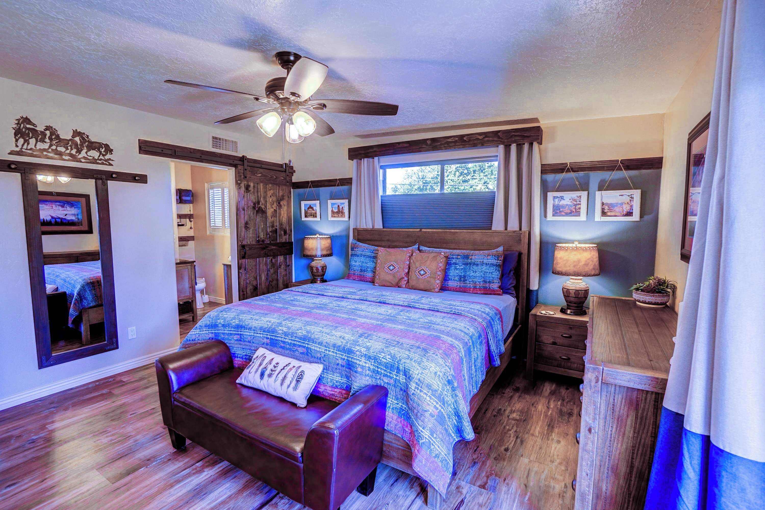 Schreibtisch, Reisekinderbett, WLAN, Bettwäsche