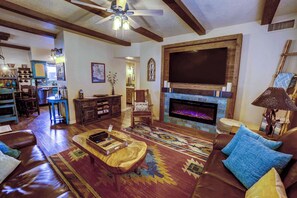 Una televisión, una chimenea, una oficina