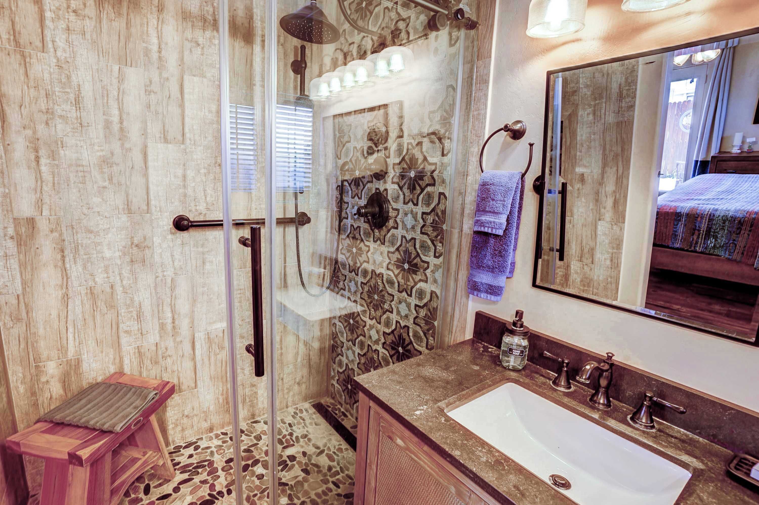 Een douche, een haardroger, handdoeken