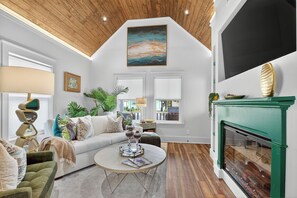 Smart-TV, peis og bøker