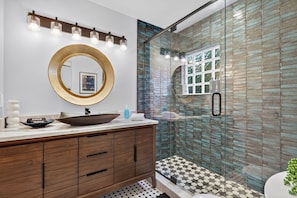 Douche, serviettes fournies