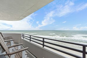 Property grounds - Seas The Day- Oceanfront Daytona Beach Getaway – Huge Balcony, Steps to the Sand (Daytona Beach)