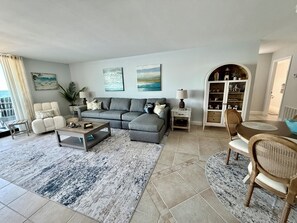 TV - Seas The Day- Oceanfront Daytona Beach Getaway – Huge Balcony, Steps to the Sand (Daytona Beach)