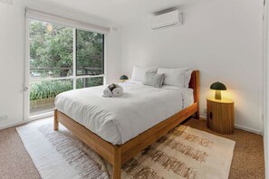 Tabla de planchar con plancha, wifi y ropa de cama 