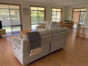 Smart TV -  Coastal Palms  Relaxing pet friendly accommodation with pool (Yamba)