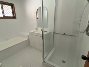 Shower, hair dryer, towels, soap -  Coastal Palms  Relaxing pet friendly accommodation with pool (Yamba)