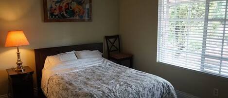 Tabla de planchar con plancha, wifi y ropa de cama