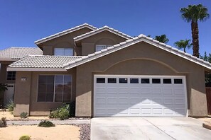 Exterior - 3-bedroom house in festive Indio with AC and snacks - close to Polo Grounds (Indio)