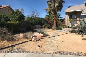 Property grounds - 3-bedroom house in festive Indio with AC and snacks - close to Polo Grounds (Indio)