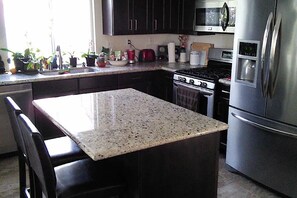 Private kitchen - 3-bedroom house in festive Indio with AC and snacks - close to Polo Grounds (Indio)