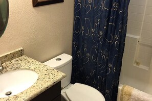 Hair dryer, towels, soap, toilet paper - 3-bedroom house in festive Indio with AC and snacks - close to Polo Grounds (Indio)