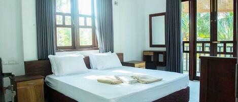 Een bureau, een laptopwerkplek, gratis wifi, beddengoed