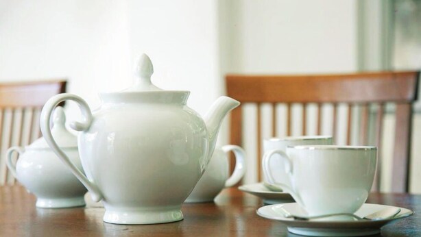 A white teapot and cups on a wooden table. - Infinity Heaven - Talpe (Talpe)