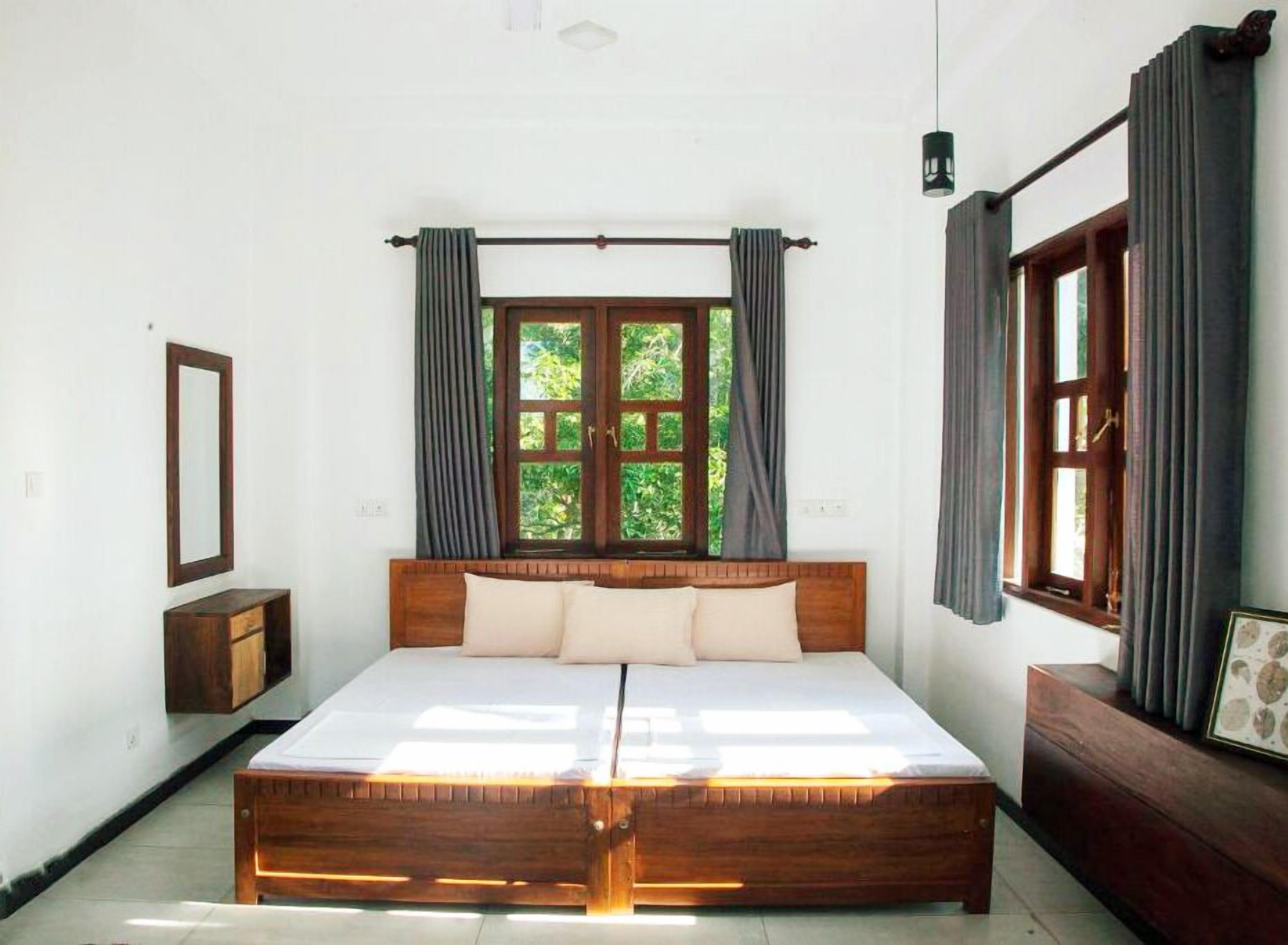 Schreibtisch, laptopgeeigneter Arbeitsplatz, kostenloses WLAN