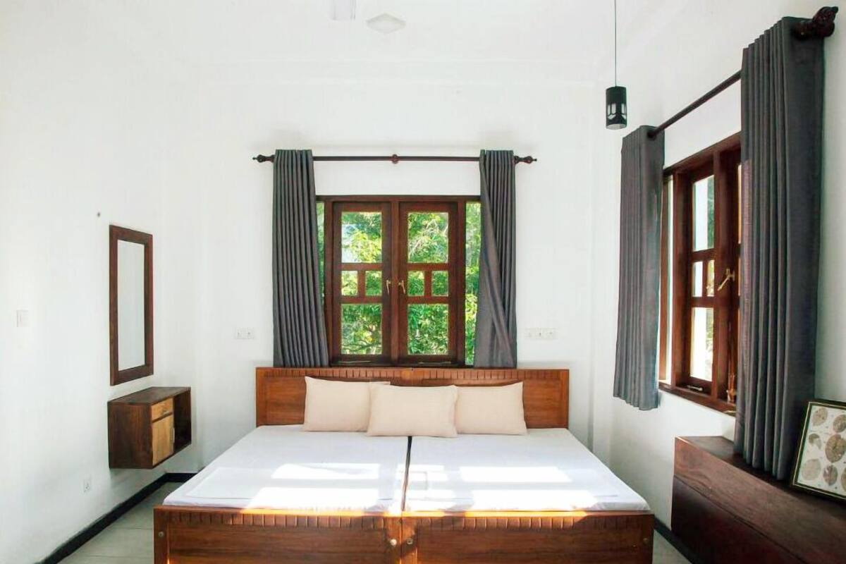 Desk, laptop workspace, free WiFi