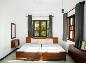 Desk, laptop workspace, free WiFi, bed sheets - Infinity Heaven - Talpe (Talpe)