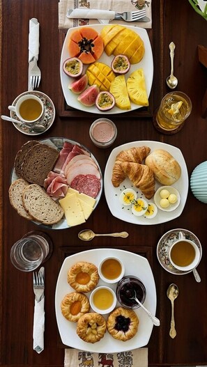 Se ofrece un desayuno continental (6 USD por persona)