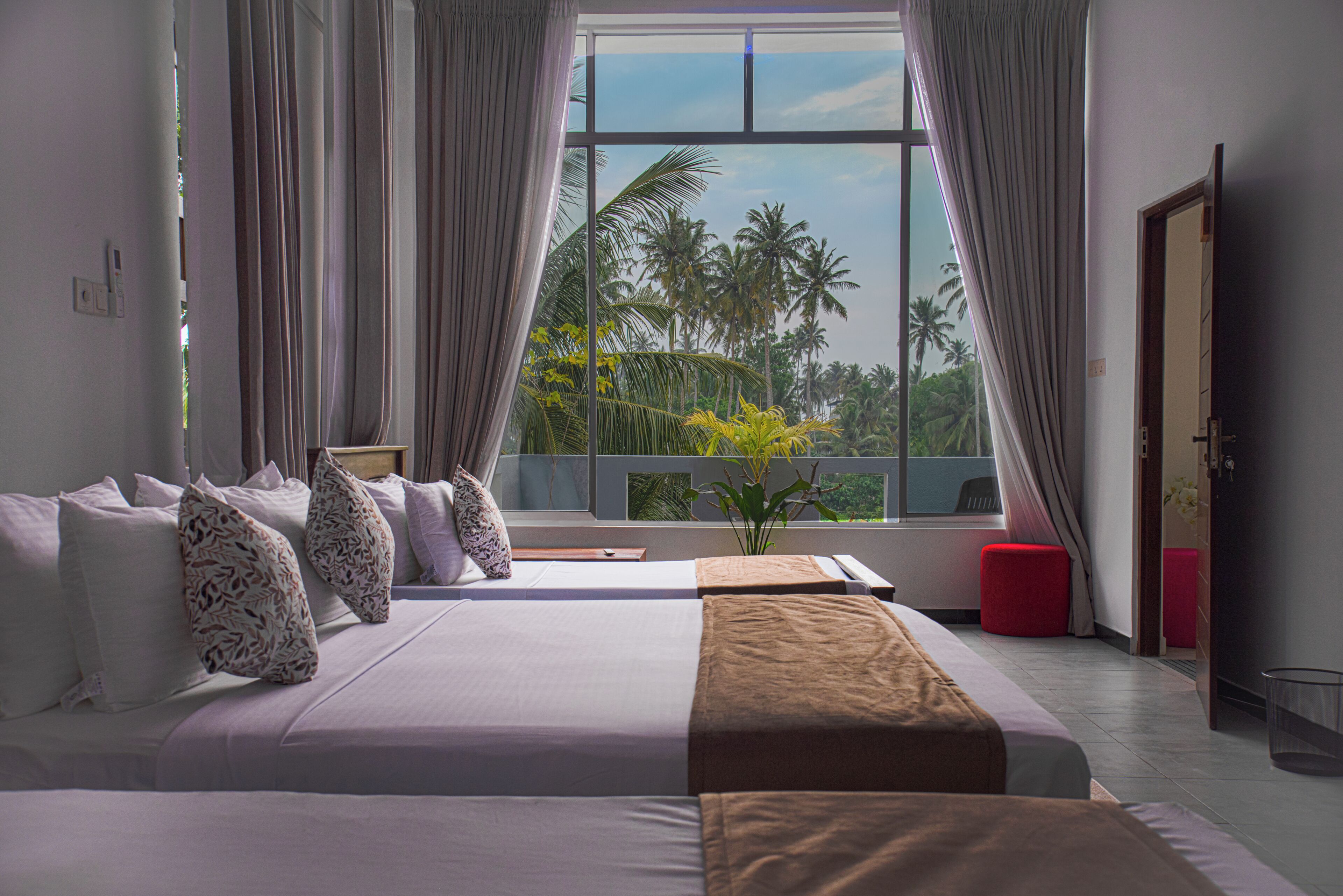 Family Room | Desk, laptop workspace, free WiFi, bed sheets