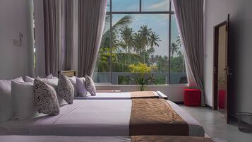 Family Room | Desk, laptop workspace, free WiFi, bed sheets