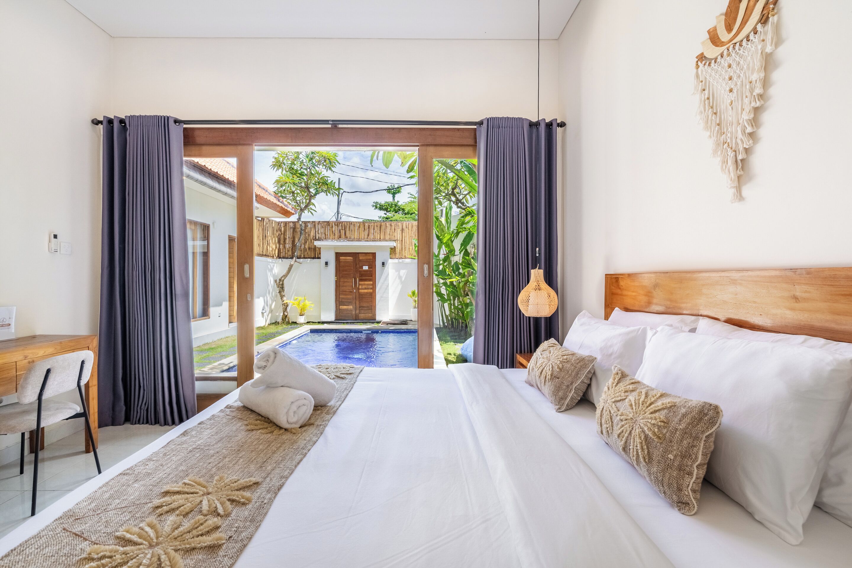 Villa estándar, vistas a la piscina | Decoración individual, mobiliario individual, escritorio