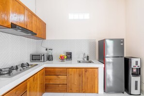 Standaard villa, uitzicht op zwembad | Privékeuken | Een koelkast, een magnetron, een kookplaat, een broodrooster