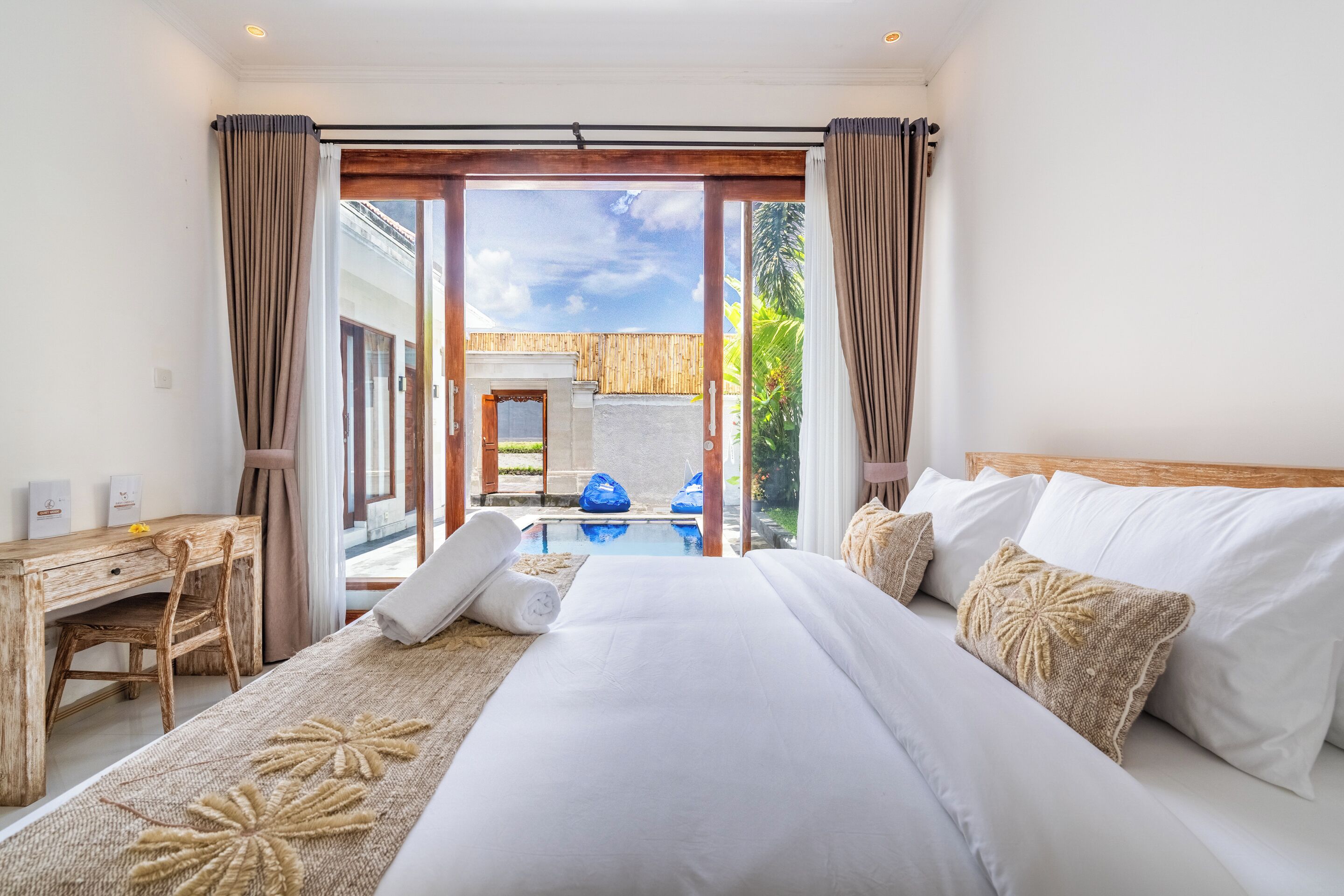 스탠다드 빌라, 정원 전망 | 각각 다른 스타일의 인테리어, 각각 다르게 가구 비치, 책상, 노트북 작업 공간