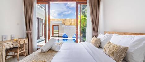 스탠다드 빌라, 정원 전망 | 각각 다른 스타일의 인테리어, 각각 다르게 가구 비치, 책상, 노트북 작업 공간