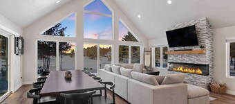 Lakefront Walkout Beach*Hot Tub*Near Sand Valley