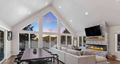 Lakefront Walkout Beach*Hot Tub*Near Sand Valley