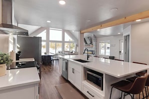 Fridge, microwave, oven, stovetop - Lakefront Walkout Beach*Pontoon Rental*Hot Tub* (Nekoosa)