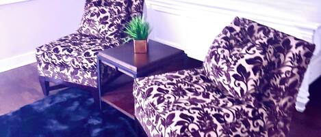 Tabla de planchar con plancha, wifi y ropa de cama