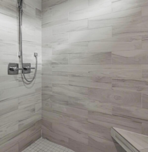 Hair dryer, towels, soap, toilet paper - 3-bedroom villa in charming Nashville with in 5 minute from Downtown Nashville (Nashville)