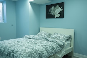 2 bedrooms, iron/ironing board, WiFi