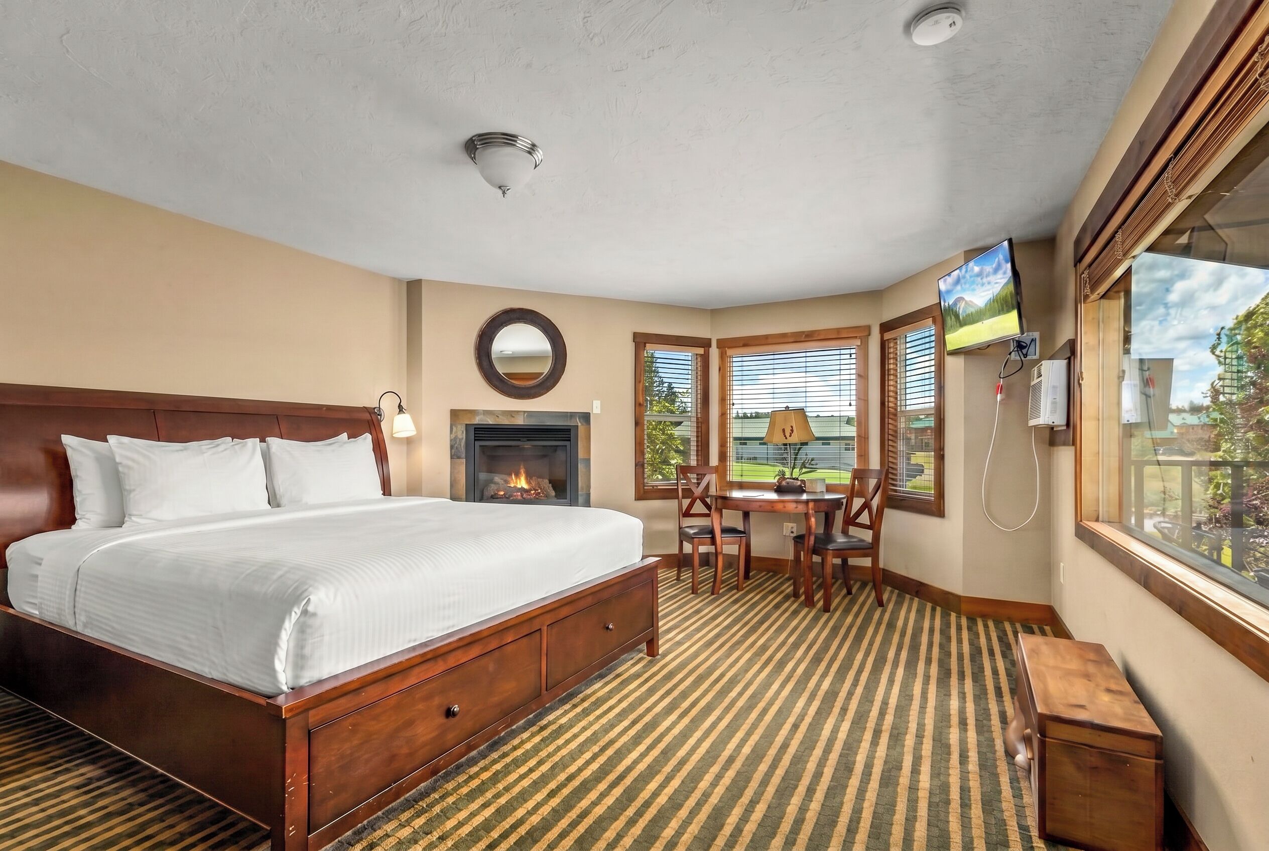 Apgar King w/ Mountain & River Views | Free WiFi, bed sheets