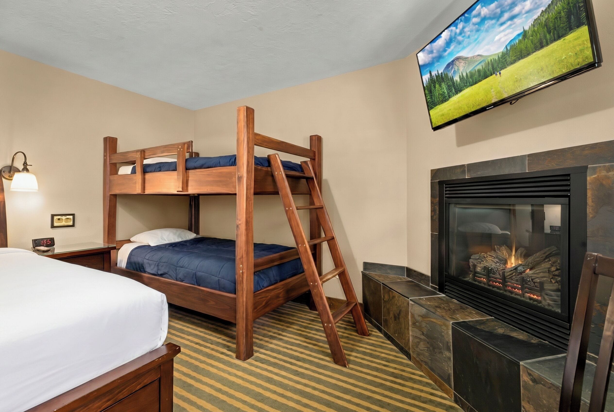 Queen & Bunk Room | Free WiFi, bed sheets