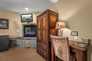 Oberlin King w/ 180° River Views | Free WiFi, bed sheets - Duck Inn Lodge (Whitefish)