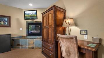 Deluxe Room, 1 King Bed, Balcony, River View | Interior