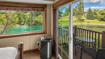 Oberlin King w/ 180° River Views | Private kitchen