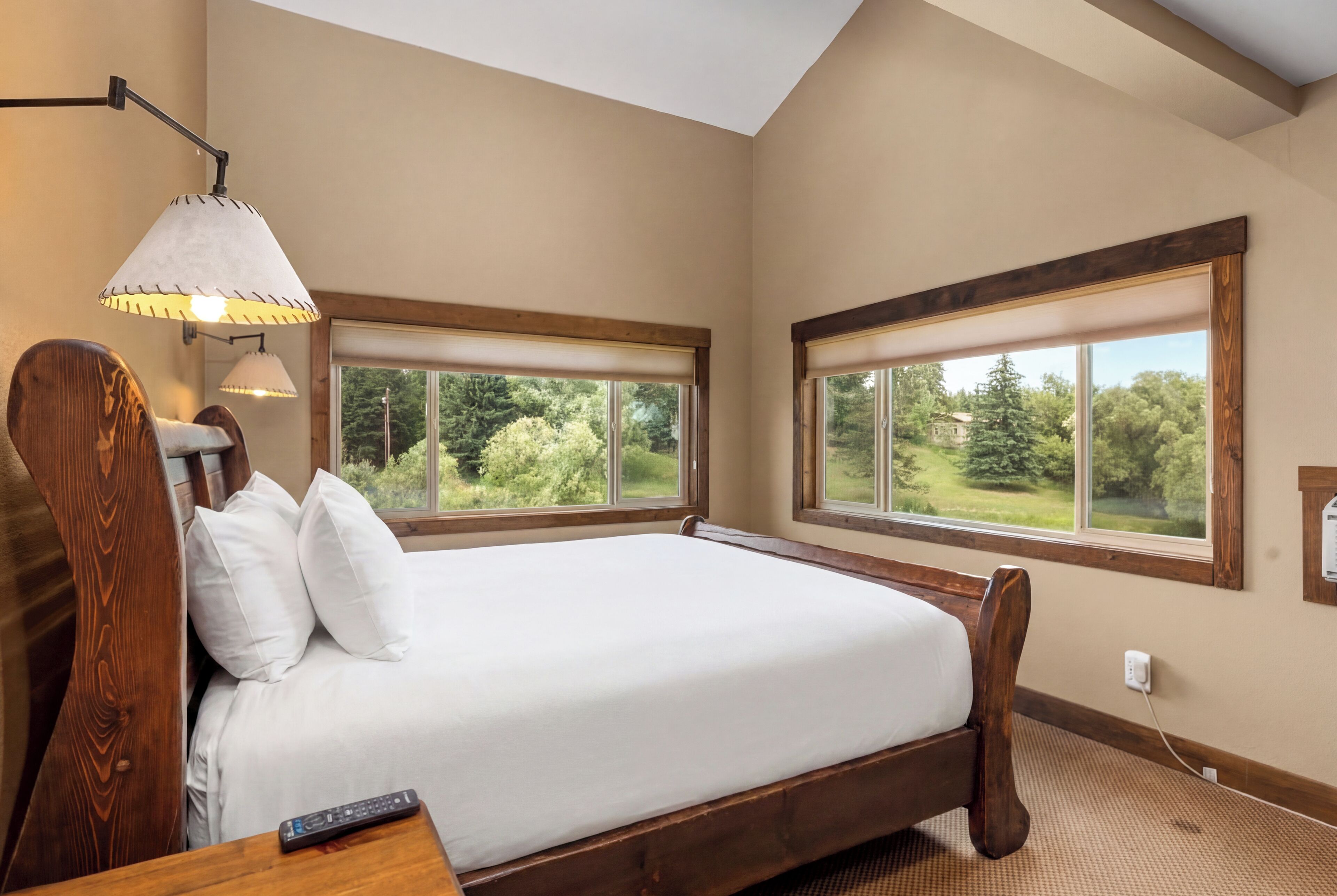 Izaak King w/ River View & Vaulted Ceilings | Free WiFi, bed sheets