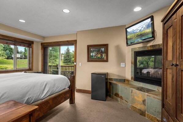 Deluxe Room, 1 King Bed, Balcony, River View | Free WiFi