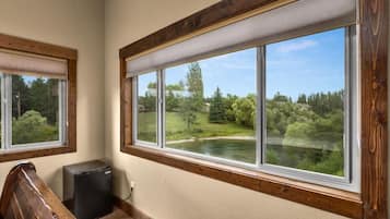 Deluxe Room, River View | Interior