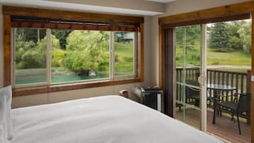 Rom – deluxe, 1 kingsize-seng, balkong, elveutsikt | Wi-fi (inkludert)