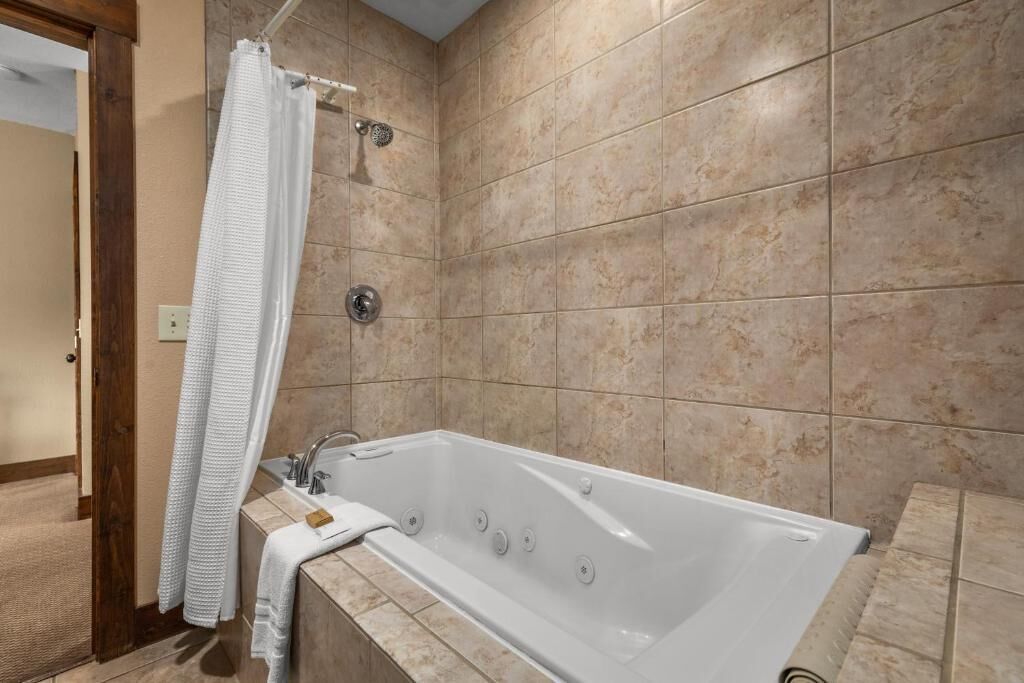 Deluxe Room, River View | Bathroom