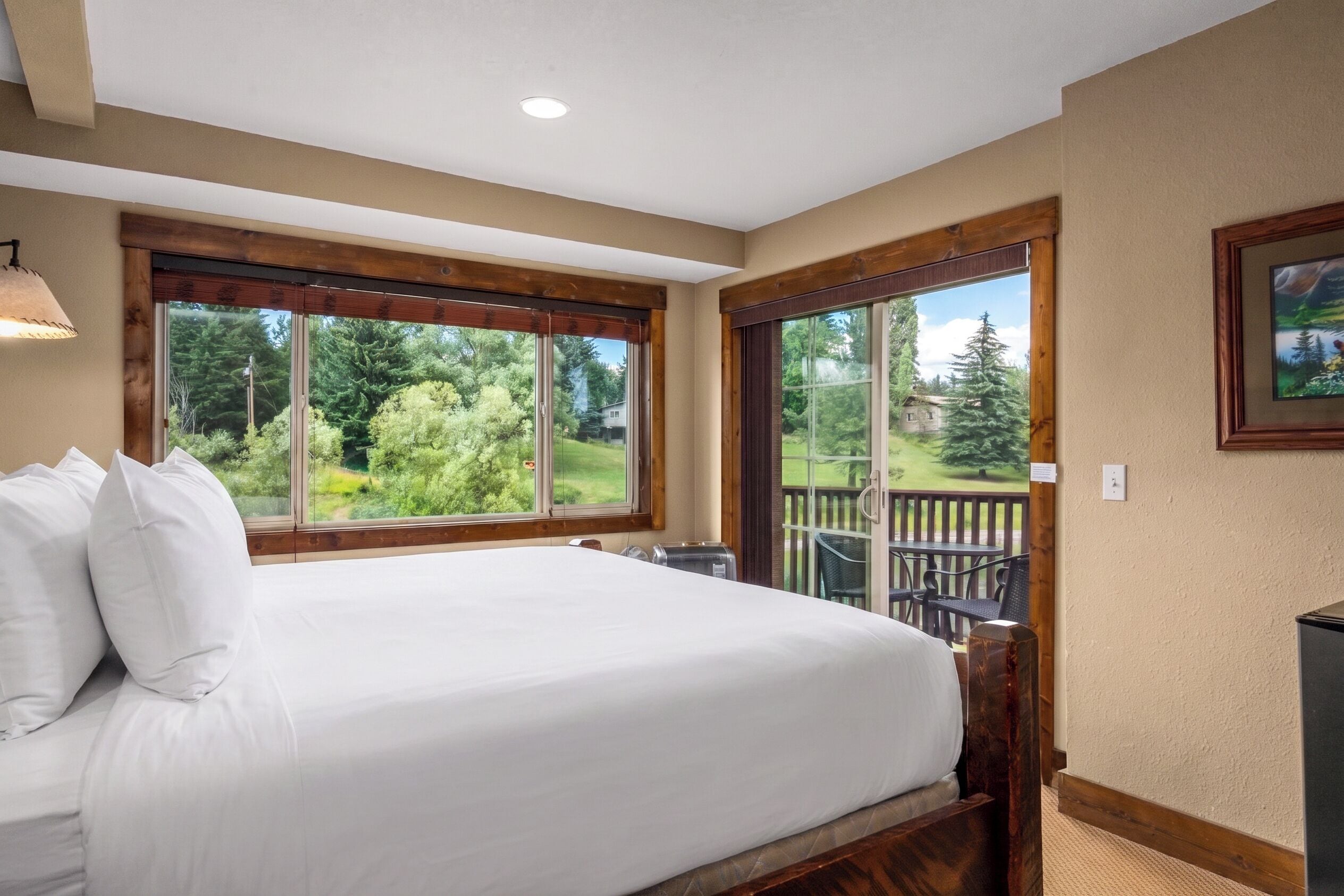Oberlin King w/ 180° River Views | Free WiFi, bed sheets