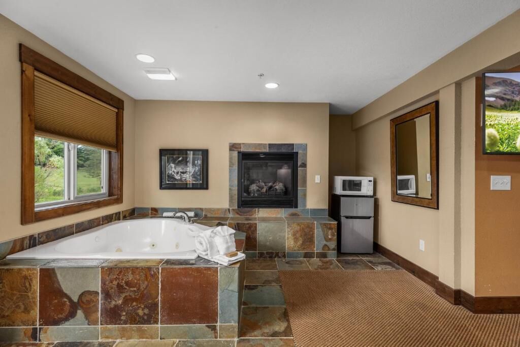 Deluxe Room, 1 King Bed, Balcony, River View | Bathroom