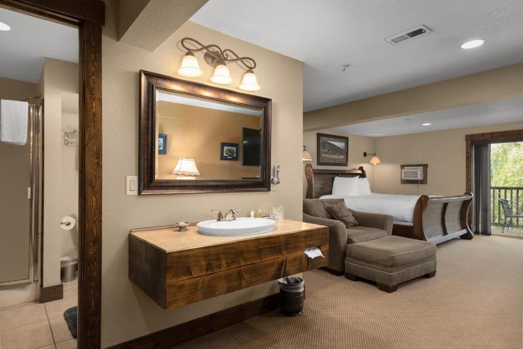 Deluxe Room, 1 King Bed, Balcony, River View | Free WiFi