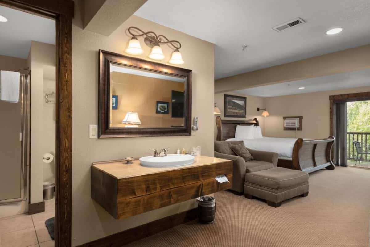 Deluxe Room, 1 King Bed, Balcony, River View | Free WiFi